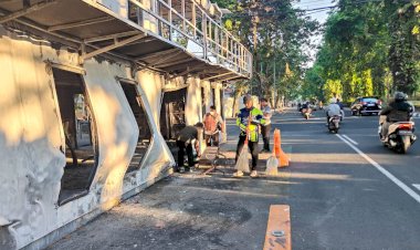 Ojol-&-Warga-Kompak-Bersihkan-Pos-Polisi-yang-Dibakar-Massa-di-Surabaya